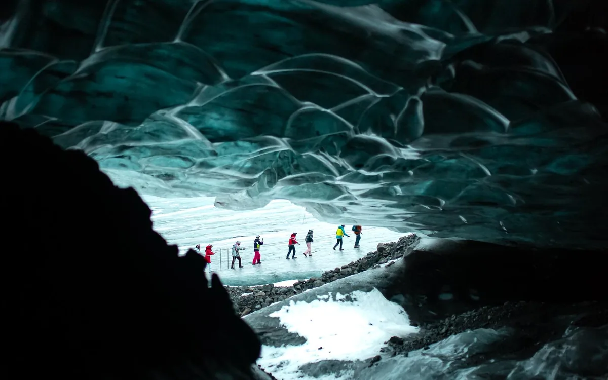 El interior azul de una cueva de hielo de cristal dentro del glaciar Vatnajokull, Islandia