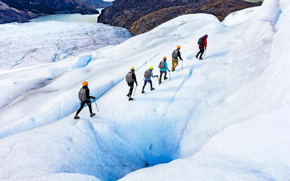 Eine Reihe von Wanderern &uuml;berquert die wei&szlig;e Oberfl&auml;che des Vatnajokull-Gletschers in Island