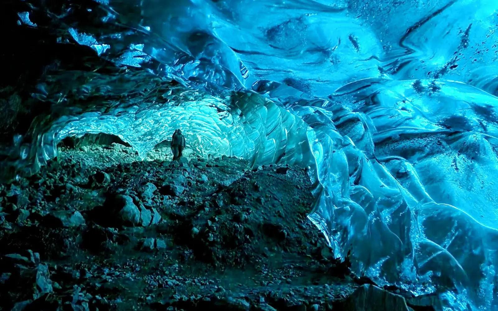 El techo azul de una cueva de hielo natural en el glaciar Vatnajokull, Islandia