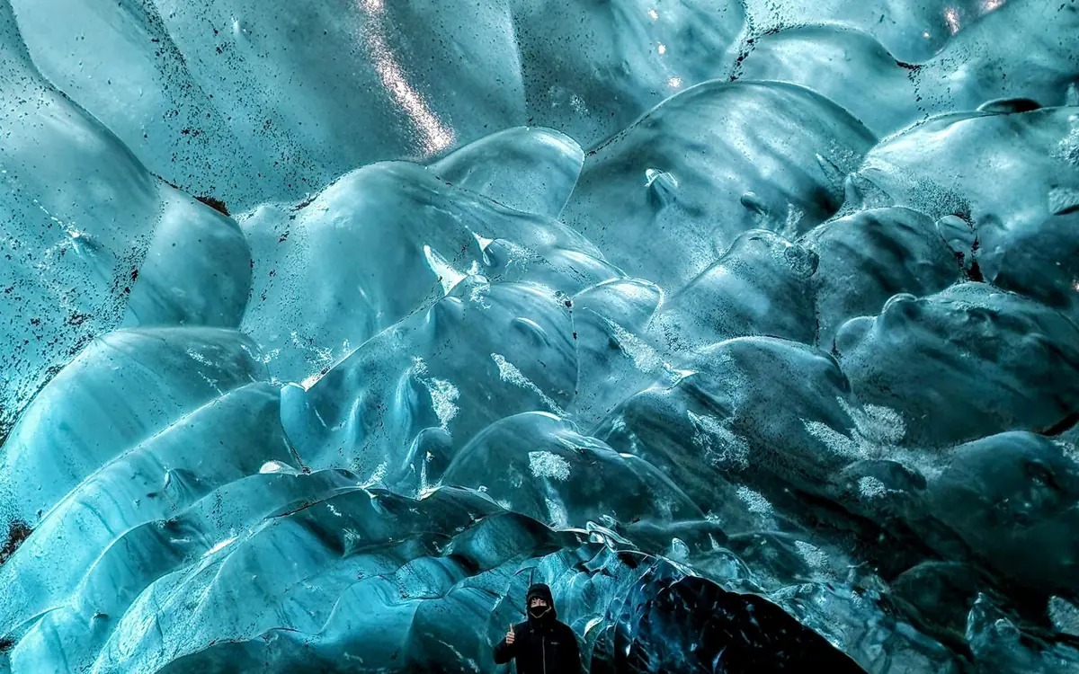 El techo azul de una cueva de hielo natural dentro del glaciar Vatnajokull, Islandia