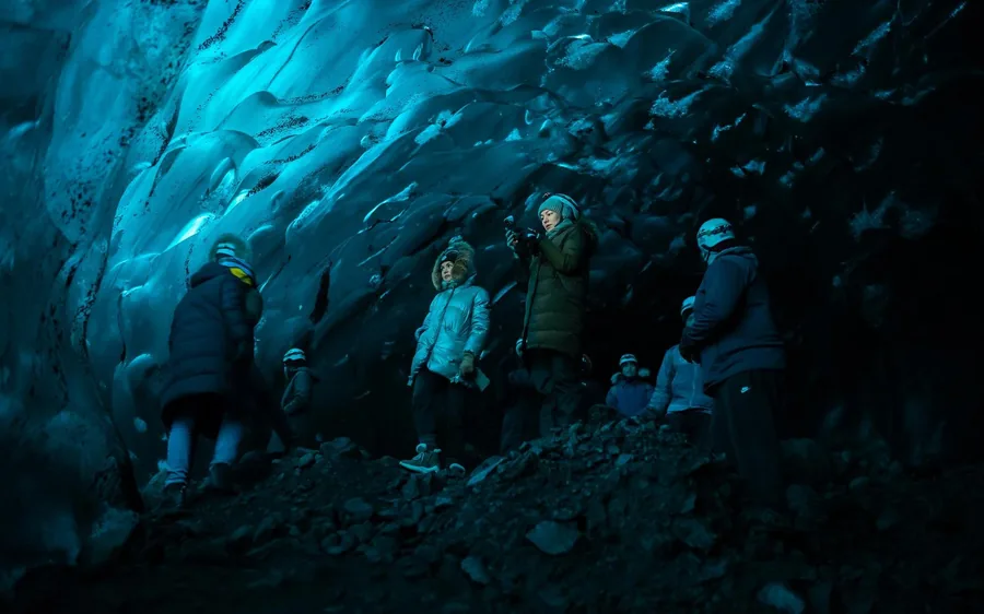 Personas dentro de una cueva de hielo azul bajo el glaciar Vatnajokull, Islandia