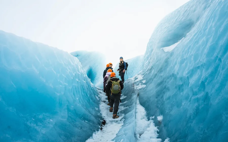 Un pasillo de hielo azul entre dos paredes de grieta en el glaciar Vatnajokull, Islandia