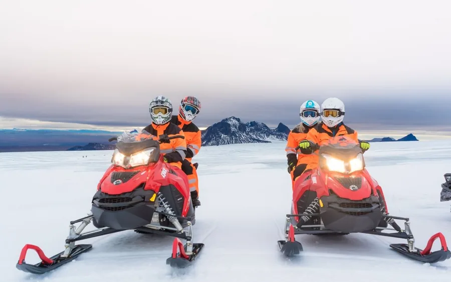 Motos de nieve rojas aparcadas en el glaciar Langjokull, Islandia