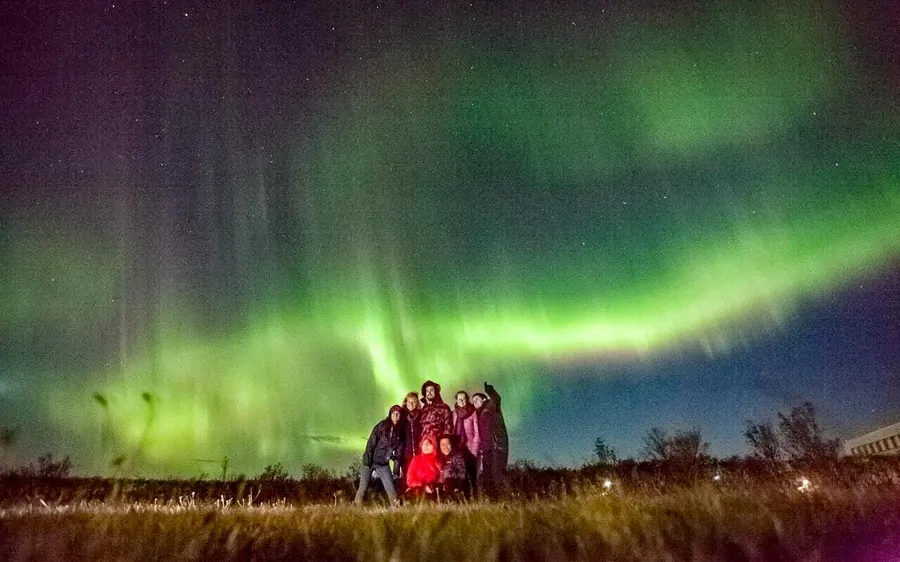 La aurora boreal sobre un paisaje invernal en el sur de Islandia