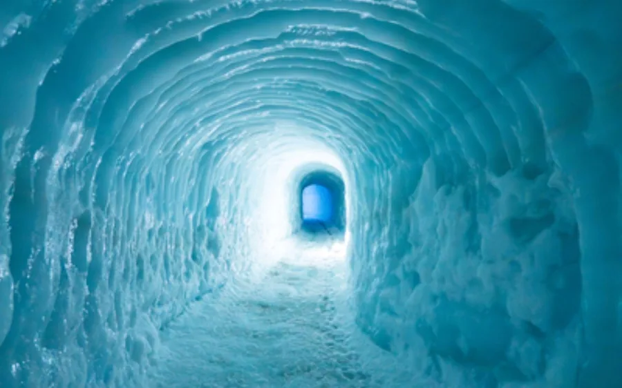 La entrada redonda de un túnel de hielo artificial dentro del glaciar Langjokull, Islandia
