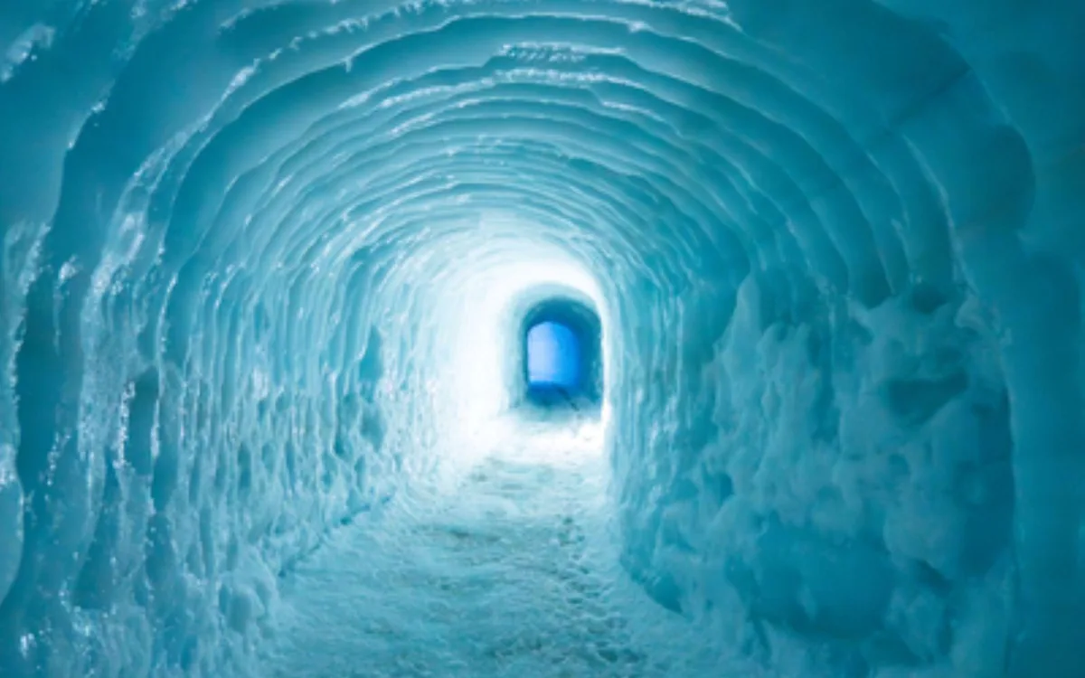 La entrada redonda de un túnel de hielo artificial dentro del glaciar Langjokull, Islandia